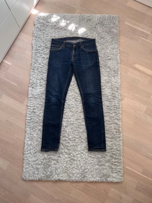 Mörkblå Nudie Jeans Tight Terry - Nudie Jeans - Tight Terry - W32 L32 - Feta fades - Mörkblå - Tveka inte att skriva vid intresse, funderingar om t.ex mått eller andra frågor.  