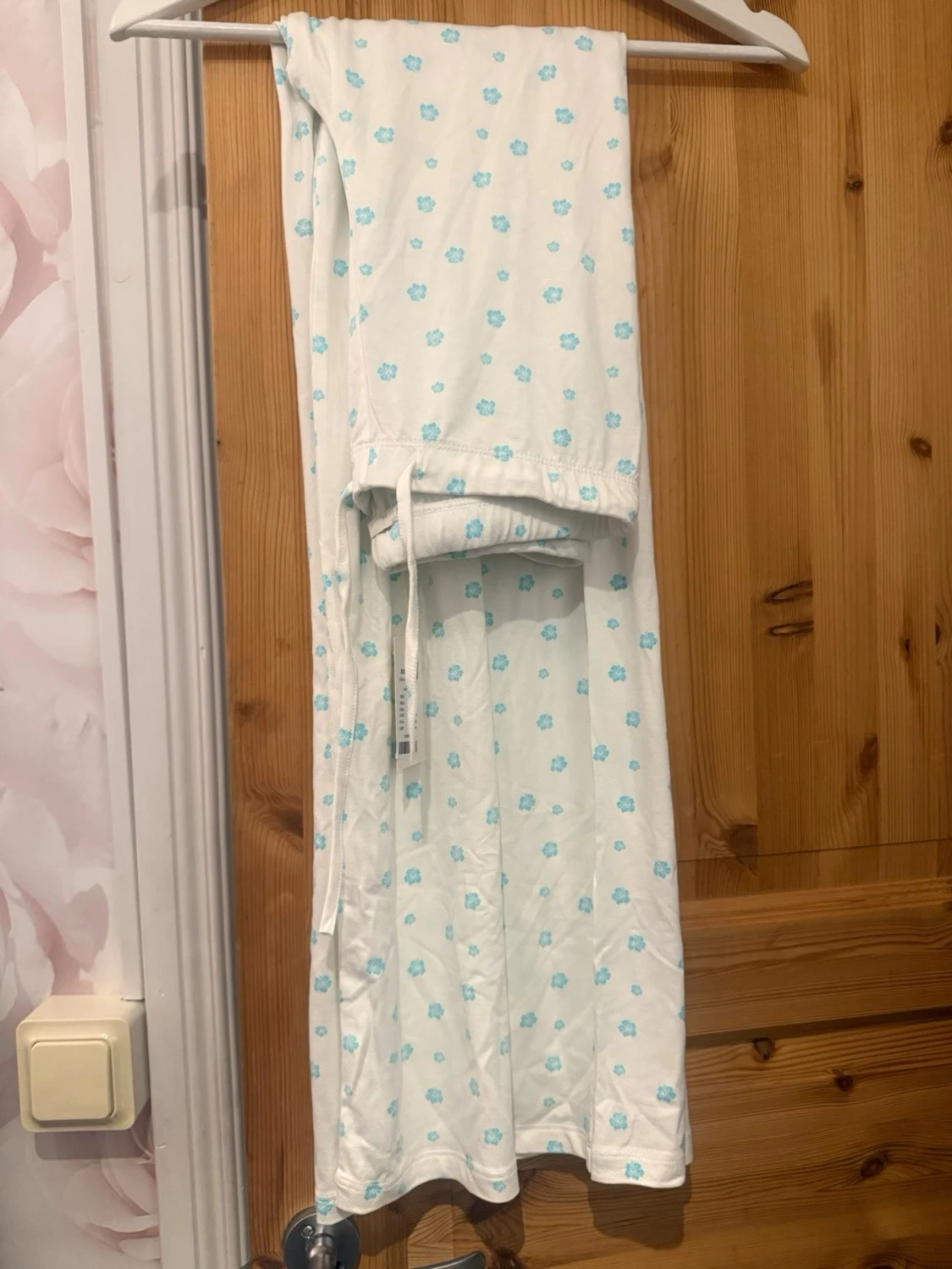 Vit pyjamas med blå blommor - 1