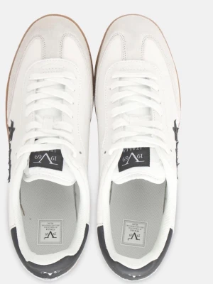 Vita sneakers från 19V69 italia  - Stilrena vita sneakers från Versace 19V69 med svart detalj på hälen och logga. Ovandelen är i vitt läder med inslag av mocka framtill och klassisk snörning. Yttersulan är i gummi med brun färg för en retrovibe. Perfekta för en clean och trendig look. Finns i flera storlekar