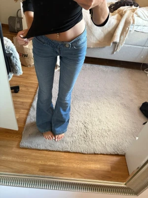 Jeans från veromoda  - Säljer mina snygga jeans från Vero Moda då de tyvärr inte kommer till användning. Helt oanvända, storlek 34/XS. Hör gärna av dig vid frågor💕