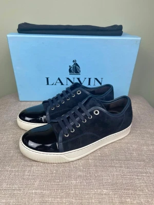 Lanvin skor - Hej, säljer nu dessa svin snygga Lanvin skor. Skorna är i grymt skick! Begränsat antal boxar och dustbag. Hör av dig vid frågor. 