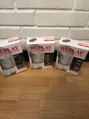 Replay kalsonger 3-pack svart S 3st - Säljer tre 3-pack svarta kalsonger från Replay i storlek S. Kalsongerna är tillverkade i bomullsstretch och har en bred resår med Replay-logga. Perfekta för dig som gillar stilrena och bekväma underkläder.
