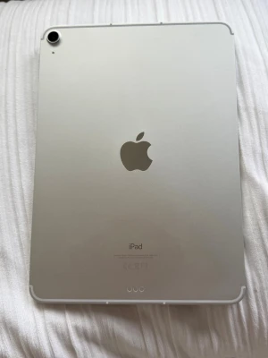 Apple iPad Air 4 - iPad Air 4e generationen (2020) 64GB Wifi och Cellular.  Egenskaper:  • 64 GB lagring.  • Har USB‑C-port. • Touch ID på låsknappen  • Kan användas med både wifi och simkort eller eSIM.   Skick: som ny! Endast använd fåtal tillfällen. Inga repor eller sprickor.   Säljer då jag fått den som gåva och inte haft nån användning av den.   Har tyvärr inte kvar förpackningen till den. Laddare ingår inte  Frågor? Skicka gärna ett meddelande!