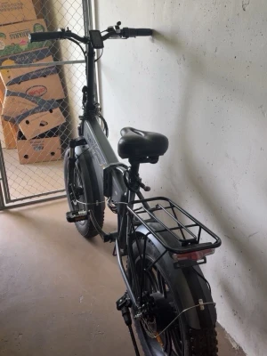 Svart elcykel med pakethållare - Säljer en svart elcykel med robust ram och breda däck. Cykeln har en digital display på styret, pakethållare bak och skärmar över hjulen. Perfekt för dig som vill ta dig fram snabbt och smidigt i stan.