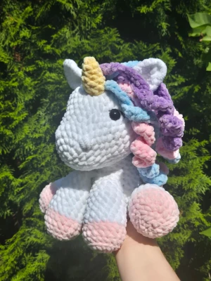 Virkad enhörning - Supersöt handvirkad enhörning i mjukt chenillegarn🦄  Perefekt att ge som gåva eller behålla för sig själv❤️                        ⚠️Ej lämplig för barn under 3 år på grund av säkerhetsögon⚠️.                                 Mönster: knotsandsnuggles