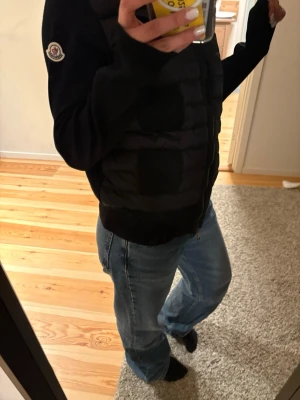 Moncler cardigan svart - Säljer min jättefina Moncler cardigan i färgen svart. storlek S. Bara testad så den är i princip som ny. Superbekväm och stilren, med vadderad framsida och stickade ärmar så fin på! Passar till allt och perfekt både till vardag och när man vill vara lite extra snygg. Hör av dig vid frågor 💕