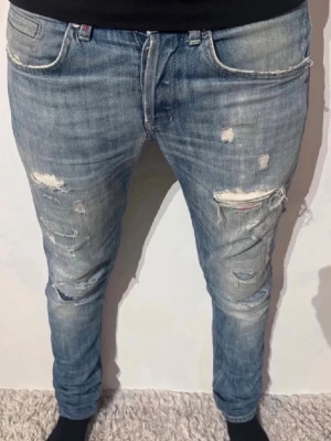 Dondup med slitningar - | Skick 8/10 | Schyssta dondup jeans med riktigt fina slitningar | Tveka inte ifall du har frågor! | Pris inte riktigt satt i sten, går att pruta! | 