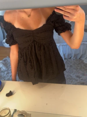 svart off shoulder blus med volanger - supersöt svart  blus med puffiga ärmar, passar både som off shoulder och över axlarna!! använd en gång och inga defekter