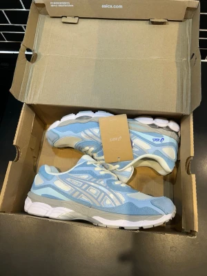 Asics gel nyc  - Sköna asics gel nyc i ljusblå som passar perfekt för sommaren. Skorna passar storlek 43