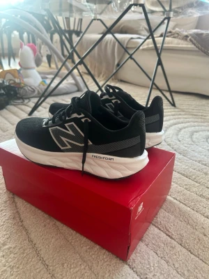 Svarta New Balance Fresh Foam sneakers - Använda en gång men passar tyvärr inte mig så säljes. Skickas i originalkartong. Snygga svarta sneakers från New Balance med Fresh Foam-sula för extra komfort. Skorna har en stor vit N-logga på sidan, svart mesh-överdel och vita detaljer på sulan. Perfekta för dig som vill ha både stil och funktion i vardagen.