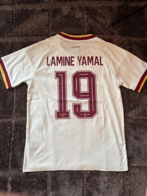 Spanien borta Lamine Yamal matchtröja - Sprillans ny Spanien borta ställ med lamnie yamal 19 på ryggen. Tröjan är helt ny och kommer med tags och en påse till. Skriv vid fler bilder eller frågorn