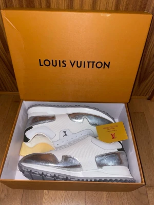 Louis Vuitton Runaway - Helt nya louis vuitton runaway sneakers, de  är i perfekt skick, aldrig använda kommer med låda påse, alt som ses på bilderna. Storlek 44 färg vit.