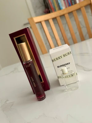Victoria's Secret Very Sexy & Burberry Her parfymer - Säljer en Burberry her parfym+ en Victorias secret very sexy parfym. Helt oanvända. Original kartong medföljer! Luktar jätte gott. Vs parfymen är ungefär 10 ml.💞 100% äkta. #victoriasecret #burberry #perfume #parfym #burberryher #love #girly #vs
