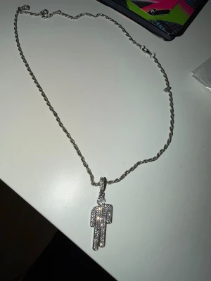 Silverfärgat blohsh halsband - INTE officiell merch! Halsbandet har en kedja på cirka 50 cm och själva blohshen är 4 cm. Materialen är zinc och rostfritt stål. Halsbandet skiner fint med silver gems! Aldrig använt 🖤