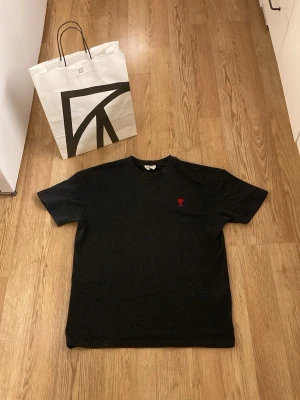 Svart t-shirt från Ami Paris - Väldigt bra skick. Jag köpte den av en kille som sa att den var köpt från nk i stockholm men jag är inte helt söker på om den är det eller inte. Jag fick den med påsen.