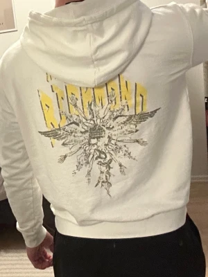 Vit hoodie med tryck från John Richmond - Använd ett par gånger och normalstor i storlek.