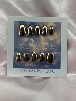 24k (S);ExtraShortOval  - Snygga handgjorda press-on naglar i spegelblank guldig krom. Naglarna har en extra kort oval form och ger en riktigt lyxig och trendig look. Perfekt för dig som vill sticka ut med ett metallic-glow. Handgjorda och kommer i storlek S: 15 mm, 11,5 mm, 12 mm, 11 mm, 9 mm .