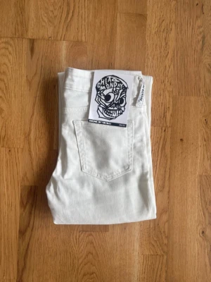Weekday Cheap Monday jeans - Strl 26/32 | Helt nya - Helt nya Weekday x Cheap Monday jeans med originallapp kvar! ✨  ☑️ Storlek 26/32 ☑️ Märke: Weekday ☑️ Modell: Cheap Monday ☑️ Helt nya med lapp kvar ☑️ Vit/offwhite färg ☑️ Utsvängda ben (bootcut)  Supersnygga jeans i en trendig modell som ger en smickrande silhuett. Den offwhite färgen gör dem enkla att matcha året om, och den utsvängda passformen ger en perfekt Y2K-känsla. Ett riktigt fynd då de är helt nya och fortfarande har lappen kvar.  Öppen för bud – skicka gärna ett  meddelande vid intresse! 