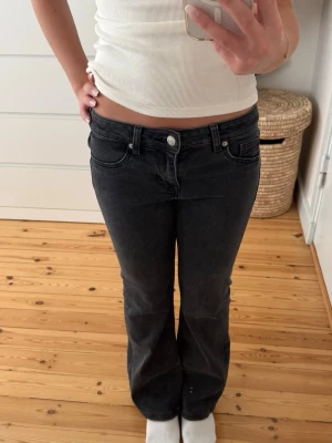Mörkgråa jeans - Snygga mörkblåa jeans med superfin passform! Väldigt skönt material och fin flare. Är uppsydda lite på ett omärkbart och snyggt vis så innerbenslängden är 69cm!🩷 Använd gärna köp nu☺️