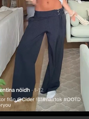 Vida kostymbyxor från cider - Vida kostymbyxor från cider, sitter lowwaist på storlek 36-38 ❤️ endast använt fåtal gånger