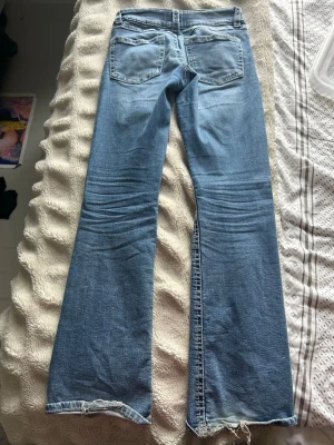 Blå bootcut jeans - Säljer ett par blå bootcut jeans! Dom är i storleken 158 och i ”tall” modell från Gina. Jag har använt dom ganska mycket och därav slitna vid bakfickorna. Jag har sytt igen dom när de har gått sönder. Pris går att diskuteras såklart 💓