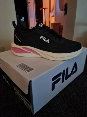 Fila Spectris svart/vit/rosa sneakers NYA - Helt nya snygga Fila Spectris sneakers, stl 37,  i svart med vita och rosa detaljer. Skorna har en chunky vit sula med rosa inslag och svart ovandel med snörning. Komfortabel innersula och sportig design, perfekta för en trendig streetstyle-look.