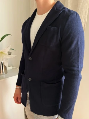 100% merino kavaj från John Henric - Sjukt snygg mörkblå kavaj från John Henric i 100% merino material. Storlek M (passar som S/M). Fint skick och inga skador!