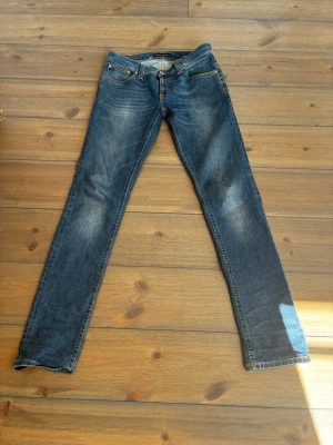 Blå slim fit jeans med slitningar - Snygga blå slim fit jeans med lätt slitna detaljer 
