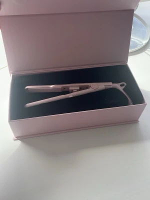 Rosa mini plattång - Säljer en helt ny mini plattång ifrån Lyko. Liten och bra att ha i väskan om man vill💕