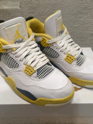 Jordan 4 vivid sulfur  - Snygga Air Jordan 4 sneakers som nästan aldrig har använts. Säljer bara för att de bara står och samlar damm. 