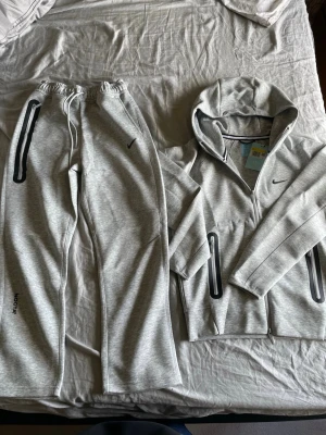 Nike Nocta set - Helt ny grå Nike Nocta set. Aldrig använd, är i perfekt skick och kommer med tags. Storlek S