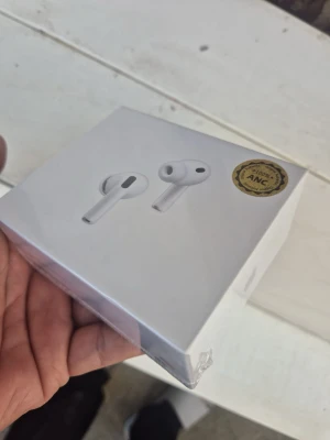 AirPods Pro 3 trådlösa hörlurar - Säljer ett par vita AirPods Pro 3 från Apple i originalförpackning. Hörlurarna är trådlösa och levereras med laddningsetui. De har aktiv brusreducering (ANC) och är kompatibla med USB-C. Snygg och stilren design i plast.