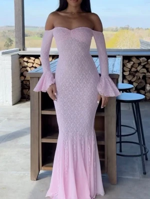 Ljusrosa lång spetsklänning offshoulder - Elegant ljusrosa långklänning med offshoulder-design och långa ärmar. Klänningen har utsvängda ärmslut och är täckt av vacker spets. Figurnära passform som framhäver siluetten och romantisk känsla.