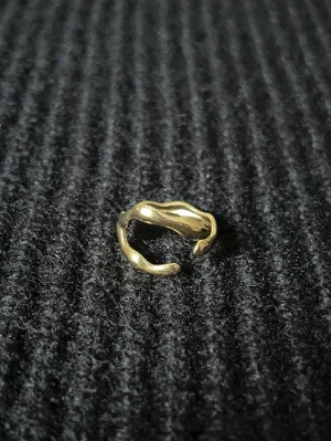 Golden Asymmetrical Flow Ring - Justerbar, rostfri