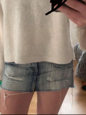 Lowwaist jeans kjol  - Säljer en skitsnygg lowwaist jeanskjol som jag köpte förra sommaren second hand men behöver sälja då den inte passar längre 