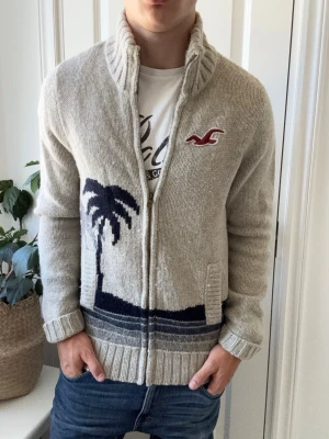 Hollister stickad cardigan  - Hollister stickad cardigan, Inga defekter! Modellen i bilderna är 180 cm 75 kg och bär Storlek M , Kom med frågor! 🌟 (Kan gå ned i pris vid köp av paket 😉) 