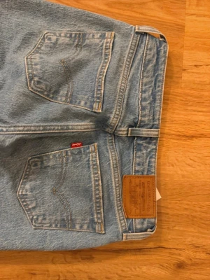 Levi's ljusblå raka jeans - Säljer ett par klassiska ljusblå jeans från Levi's med raka ben och låg midja. Använda väldigt sparsamt så inga defekter. 23 w och 33 L passar mig som är 168 cm!💕 
