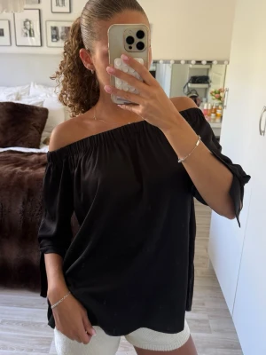 Svart offshoulder topp med knyt -  Sitter som en s Men vet tyvärr inte vart den är ifrån då det är min mammas gamla
