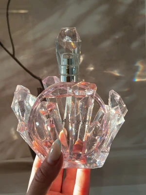Ariana Grande R.EM edp  - En superfin doft från Ariana Grande, 100ml! Se bild för använd mängd. 