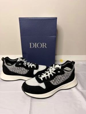 Dior b25  - Säljer ett par dior b25 i storlek 44. Box,dustbag osv ingår. Skorna är i väldigt bra skick och väldigt snygga och fräscha. Hör av dig vid funderingar 🌟🙌