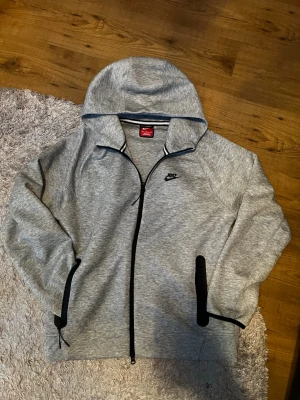 Går Nike tech zip up - Säljer denna Nike tech grå, zippen endast. Aldrig använt, helt nytt.