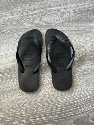 Svarta flip-flops havianas - Passar mig som har storlek 37/38 men även de som har 36🥰I fint skick och knappt använda! 