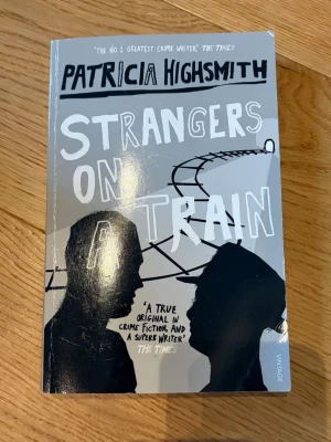 Strangers on a Train av Patricia Highsmith - Säljer denna klassiker. Boken är läst men i fint skick utan skador eller defekter. Boken är på engelska. Nypris 129kr. Pris kan självklart diskuteras vid snabb affär. Bundles går att köpa! Kolla gärna in min profil för fler böcker och tveka inte på att höra av dig vid frågor!💕