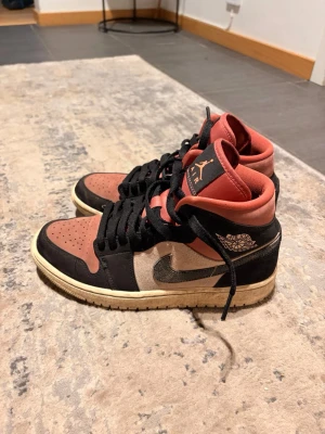 Air Jordan 1 Mid Canyon Rust - Ganska använda men inte jätte slitna, en tvätt och lite kärlek får de att se bra ut igen. Äkta med skanningsbar QR-kod. Behöver rensa skohyllan. 