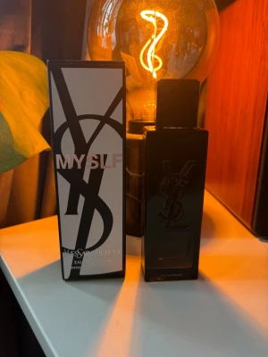 YSL Myslf EdP - Säljer min YSL Myslf EdP parfym då den inte kommer till användning. Riktigt fräsch god doft! Skulle säga att det är ca 25-30ml kvar. Flaskan är 60ml. Se bilder! Originalkartong medföljer.