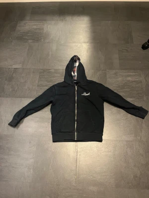 Leon Marcel zipup - Säljer nu min Leon Marcel zip up eftersom den är för liten för mig. Inget synligt slitage. Kom gärna med bud