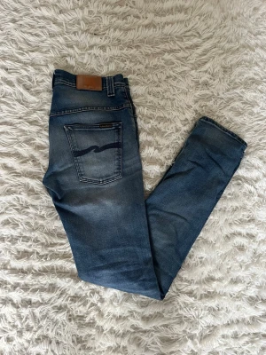Nudie Jeans - De ä är i okej skick, högra framfickan har ett hål på insidan men man kan fortfarande ha sin mobil där utan problem. Storlek är är 31/36 men passar definitivt folk som brukar ha kortare än 36. Overall bra skick. 