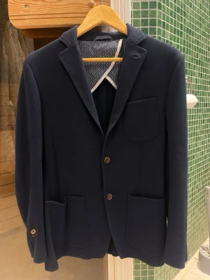 Massimo Dutti blazer - Säljer nu denna sjukt snygga och bekväma blazer från Massimo Dutti. Kommer tyvärr inte till använd därav så säljs den, men den är i sjukt bra skick skulle nästan säga som ny.  Storlek 48 Passar mig som är 182 och väger 70kg utan problem  Tveka inte att höra av er vid minsta fundering   MVH Wille