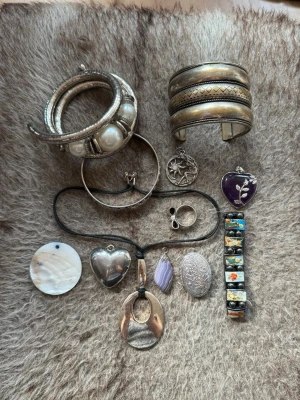 Smyckespaket - Blandat smyckespaket med flera unika smycken – armband, halsband, ring och hängen. Olika stilar, former och detaljer ✨  Säljs tillsammans som ett paket.  🤎 BUDAS UT PÅ LIVE! 🤎 Denna kommer att budas ut på min Plick Live 25 augusti kl. 19:00 🛍️
