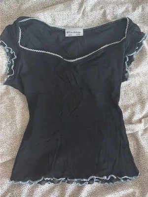 Y2K topp - En jätte söt topp med mesh tyg över lagret med ”vanligt” tyg💕sitter ungefär som s/xs